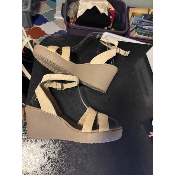 Crocs Leigh Beige Wedge Sandals Sz 9 Dual Strap Adjustable Ankle Buckle Closure - Picture 8 of 10